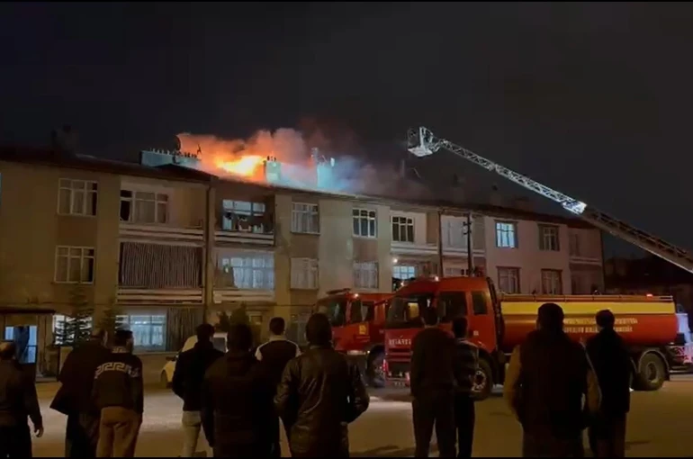 Konya’da 3 katlı apartmanın çatısında yangın paniği