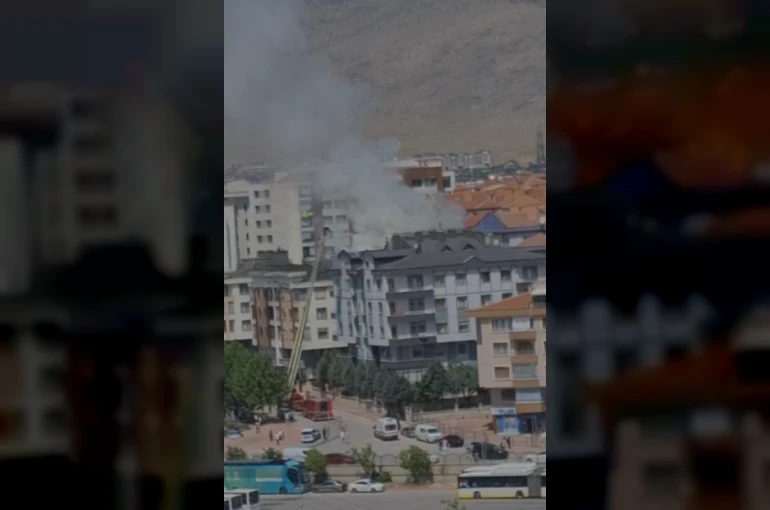 Konya’da apartmanın çatısı alev alev yandı