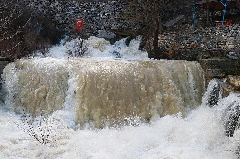 Konya'da eriyen kar suları Göksu Nehri'ni coşturdu
