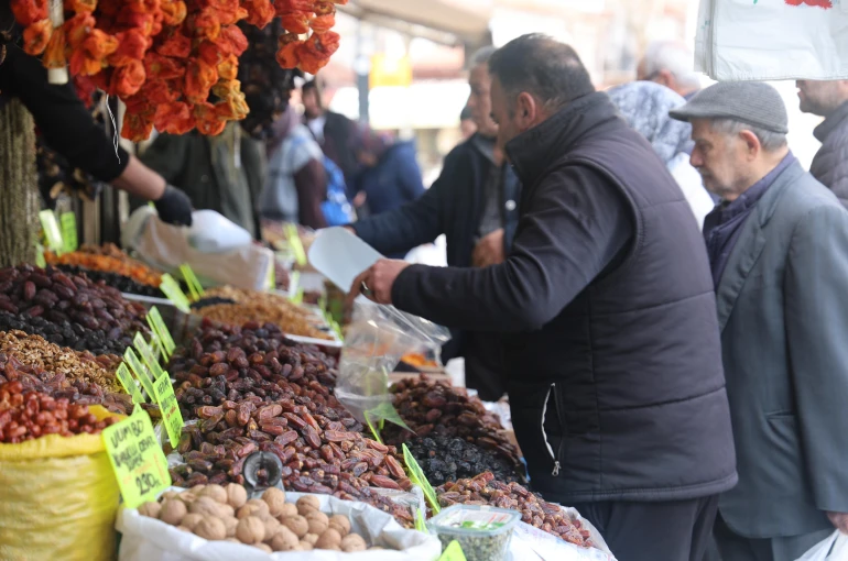Konya'da hurmalar hem tezgahlarda hem de iftar sofralarında yerini aldı