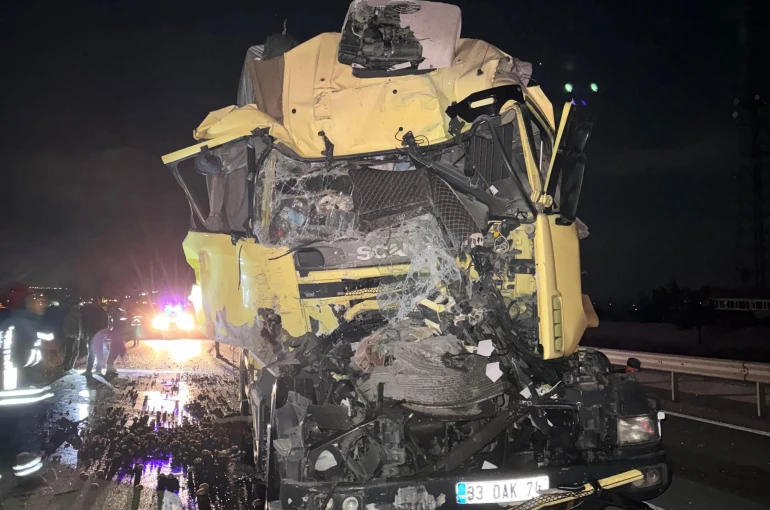 Konya'da kamyon tıra arkadan çarptı: 1 yaralı