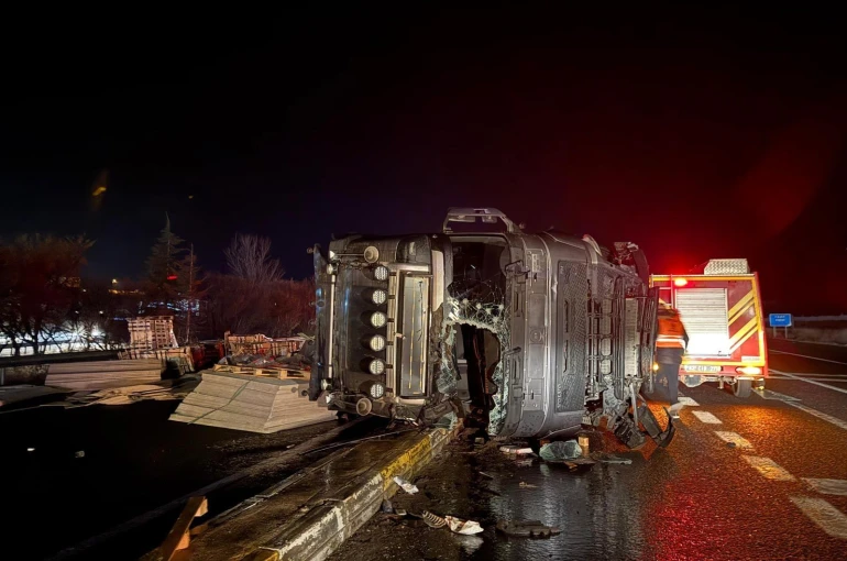 Konya’da otomobil tır ile çarpıştı: 1 yaralı