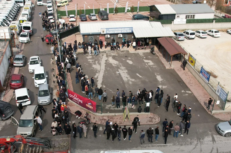 Konya'da plaka değiştirme kuyruğu