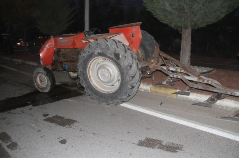 Konya’da traktör ile otomobil çarpıştı: 2 yaralı