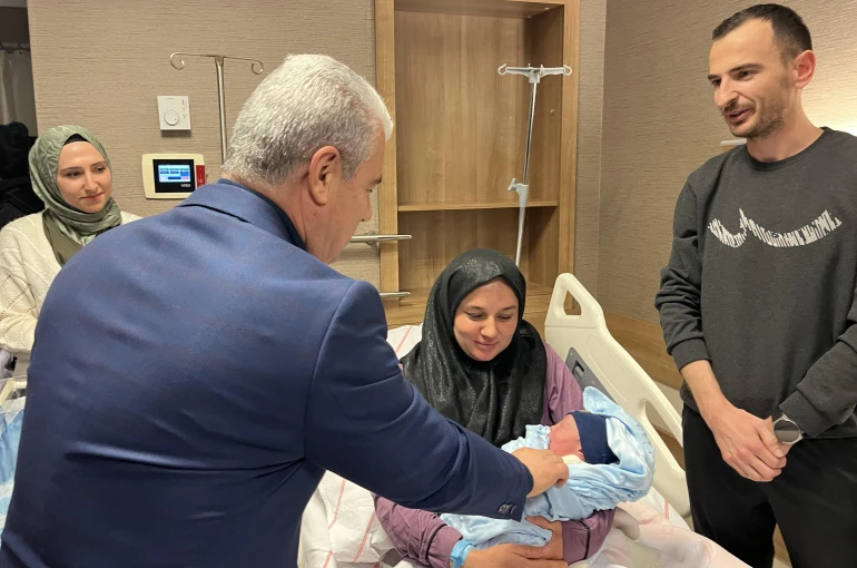 Konya'da yeni yılın ilk bebeği Alparslan bebek oldu