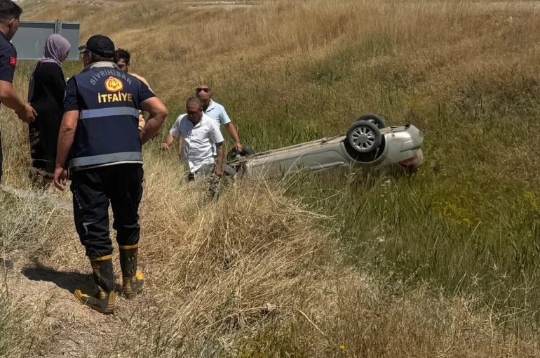 Konya-Eskişehir yolunda otomobil şarampole devrildi: 2 yaralı 