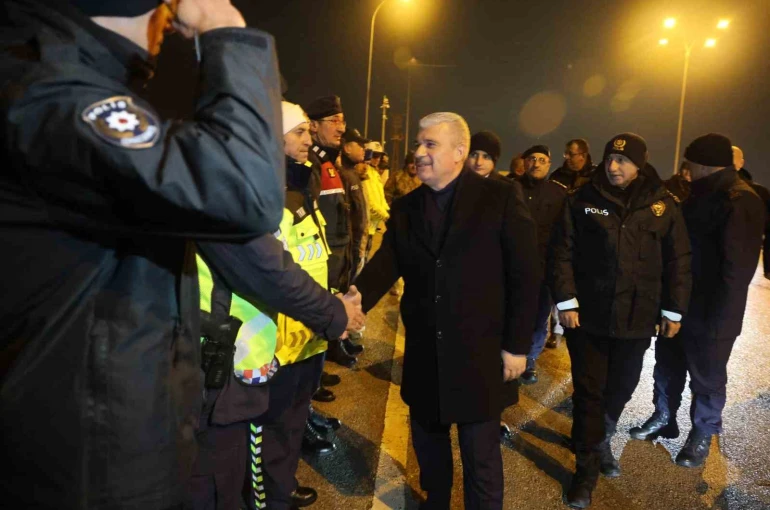 Konya protokolü, sürücülerin ve polislerin yeni yılını kutladı 