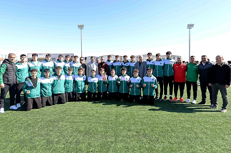 Konya Şampiyonu U16 Takımı Şampiyonluk Kupasını Kaldırdı