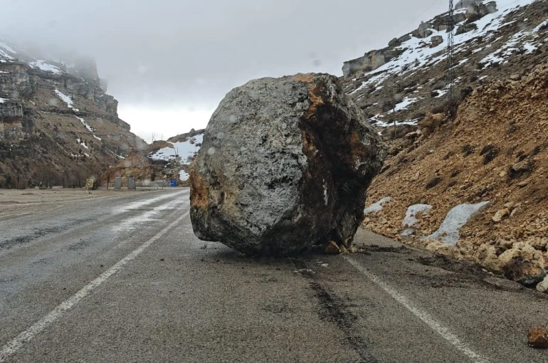 Konya yoluna dev kaya düştü