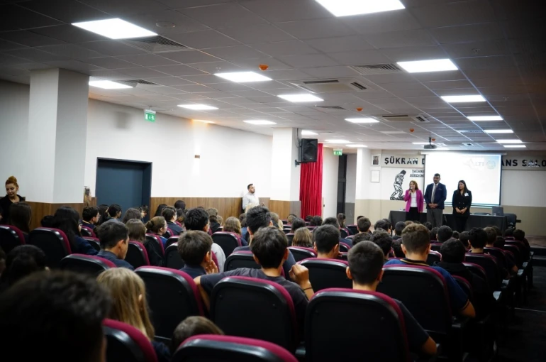 Konyaaltı Belediyesi okul kütüphanesine kitap bağışı yaptı 