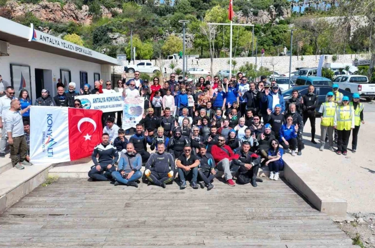 Konyaaltı Sahili’nde deniz dibi ve kıyı temizliği yapıldı 