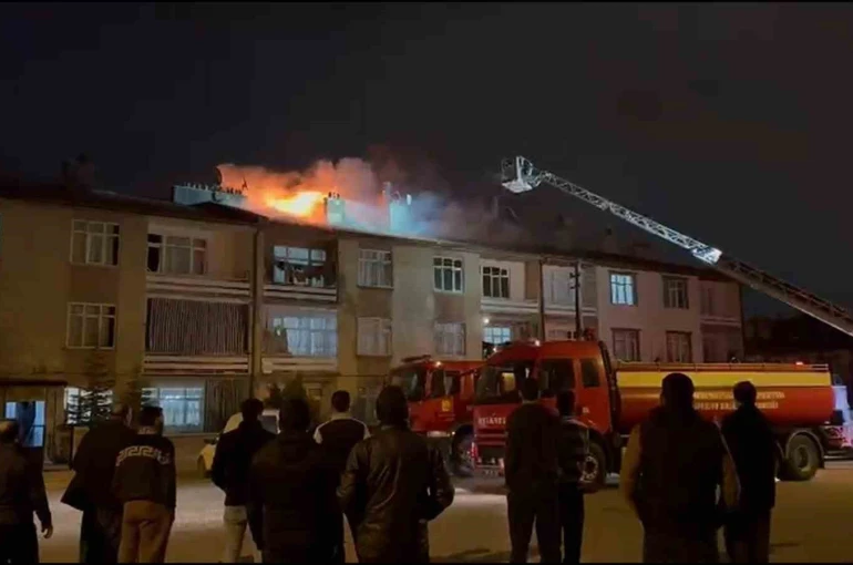 Konya’da 3 katlı apartmanın çatısında yangın paniği 