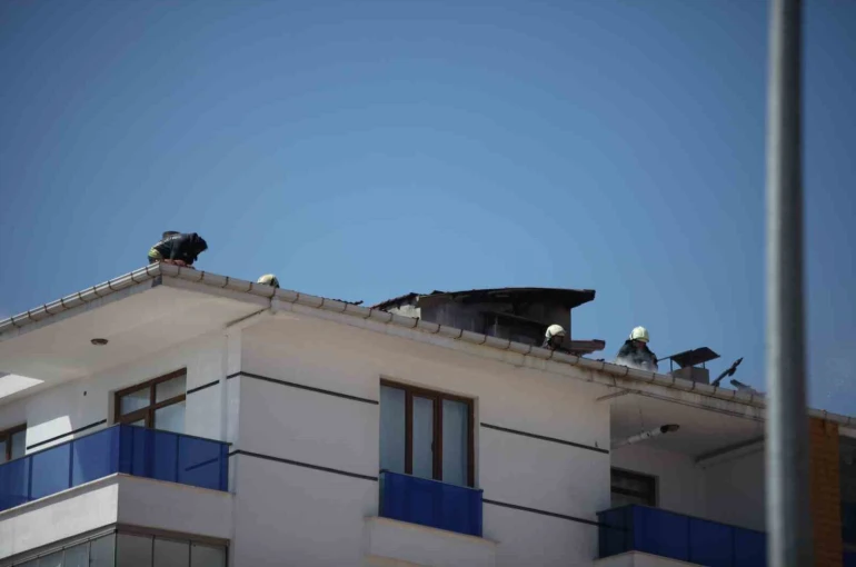 Konya’da 5 katlı apartmanda yangın paniği 