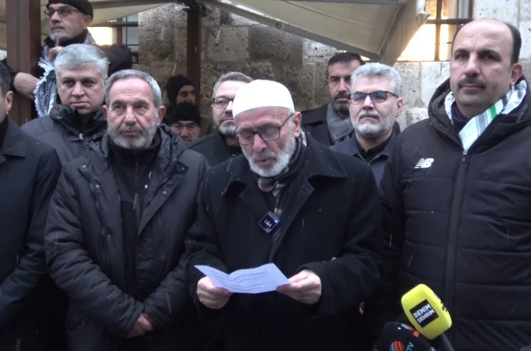 Konya’da aileler yeni yılın ilk sabah namazında camide buluştu 