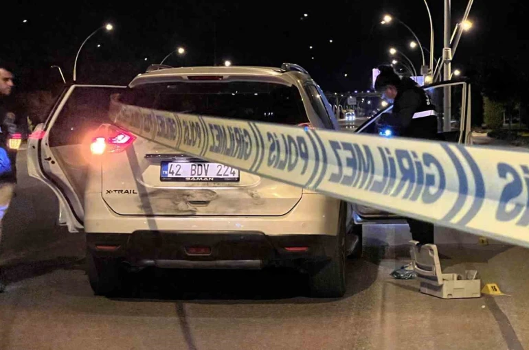 Konya’da bulunduğu aracın önü kesilerek silahlı saldırıya uğrayan kişi ağır yaralandı 