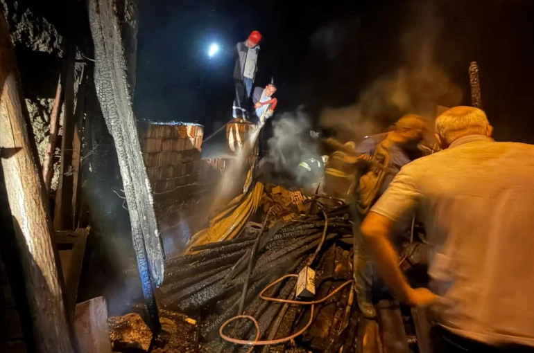 Konya’da depo olarak kullanılan alanda çıkan yangın korkuttu
