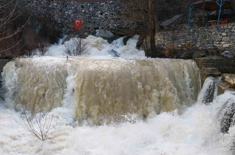Konya’da eriyen kar suları Göksu Nehri’ni coşturdu 