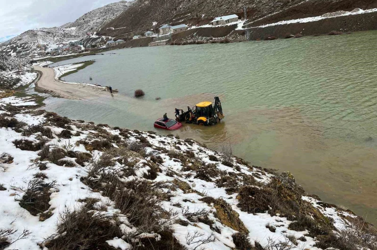Konya’da göle dönen yayla yolunda araçta mahsur kalan aile kurtarıldı