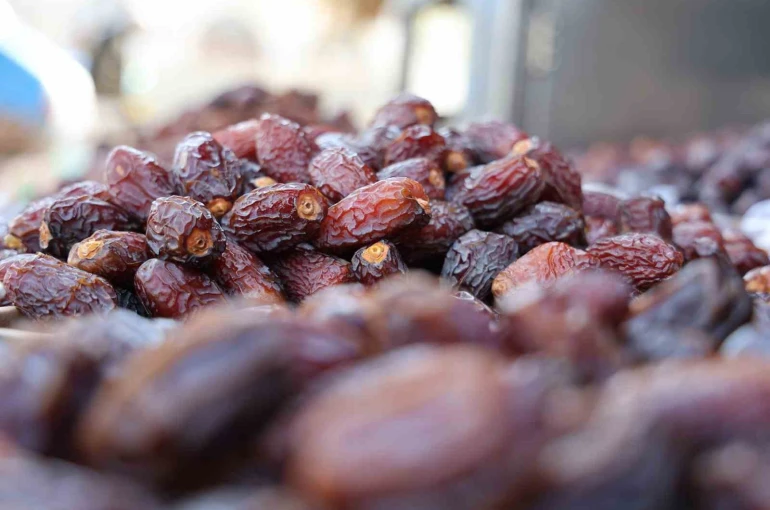 Konya’da hurmalar hem tezgahlarda hem de iftar sofralarında yerini aldı 