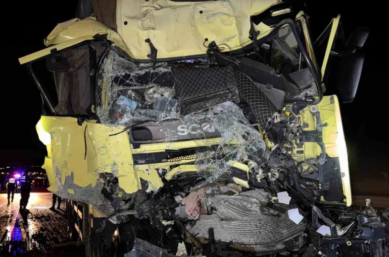 Konya’da kamyon tıra arkadan çarptı: 1 yaralı 