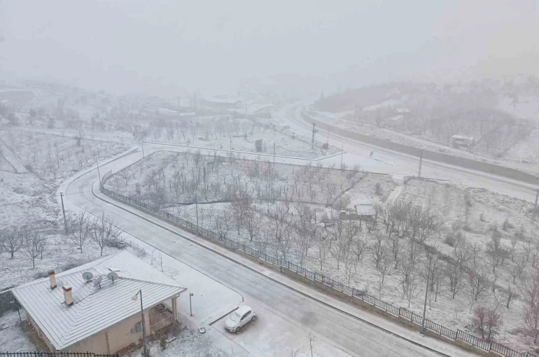 Konya’da kar yağışı ilçeyi beyaza bürüdü