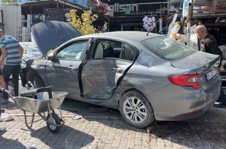 Konya’da kontrolden çıkan otomobil yayalara çarptı: 3 yaralı 