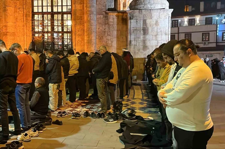 Konya’da Miraç Kandili’nde vatandaşlar camilere akın etti 