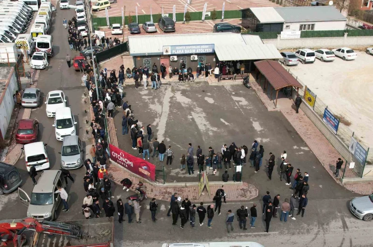 Konya’da plaka değiştirme kuyruğu 