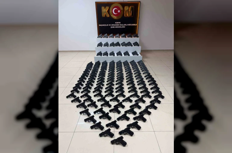 Konya’da polisten kaçakçılık operasyonu: 228 adet ruhsatsız tabanca ele geçirildi 