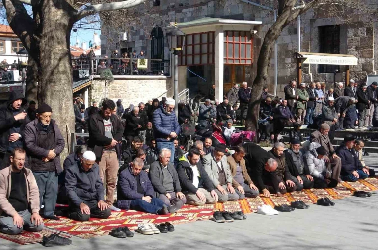 Konya’da Ramazan ayının ilk Cuma namazında camiler doldu taştı 