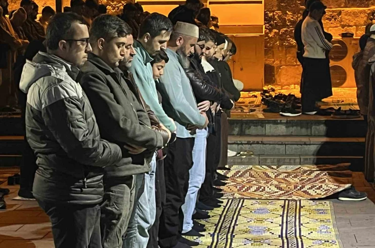 Konya’da Ramazan ayının ilk teravih namazı kılındı 