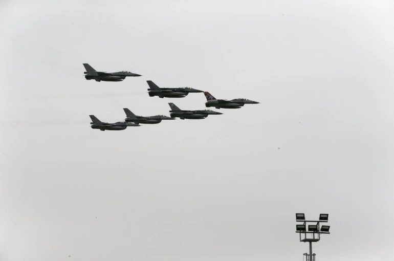 Konya’da SOLOTÜRK ve Türk Yıldızları’ndan öğrencilere 23 Nisan gösterisi