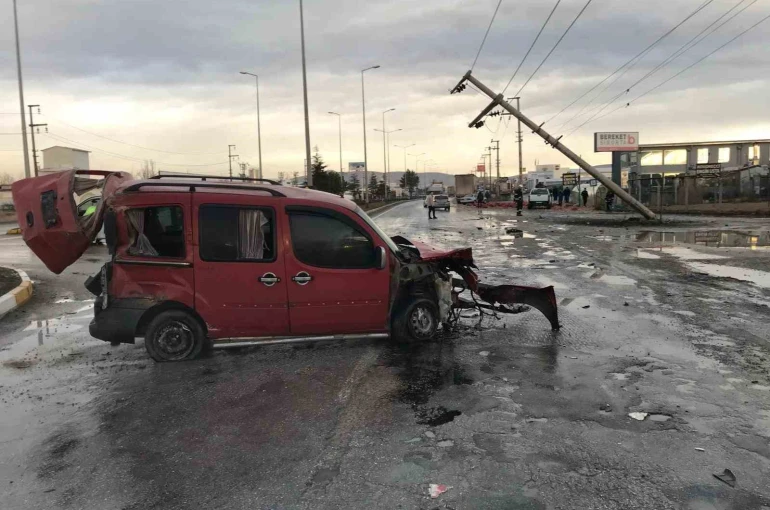 Konya’da tır ile kamyonet çarpıştı: 1 yaralı 