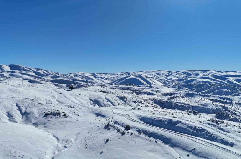 Konya’nın çatısında kar yağışı yüzleri güldürdü 