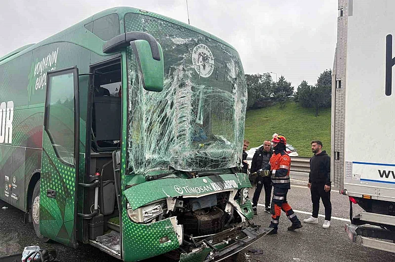 Konyaspor U-19 futbol takımını taşıyan otobüs kaza yaptı: 3 yaralı