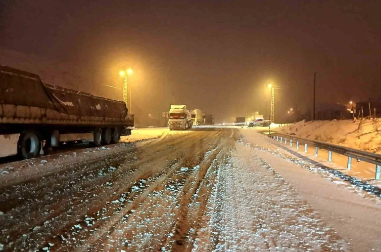 Kop Dağı Geçidi’nde buzlanma ulaşımı aksattı 