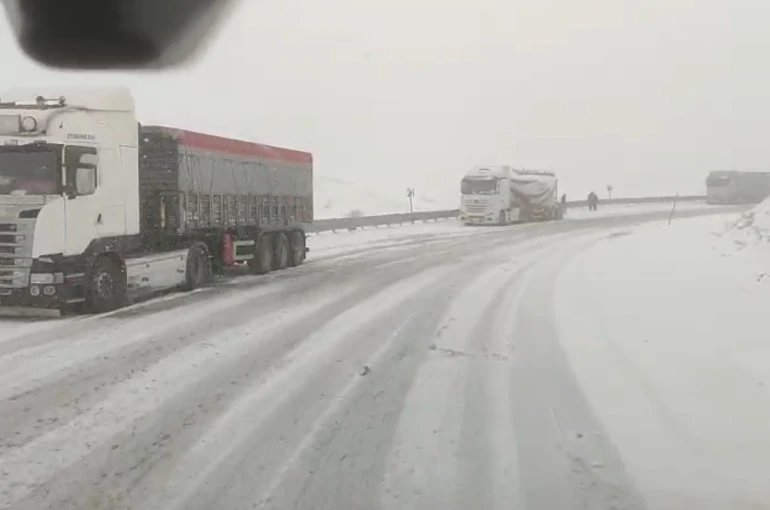 Kop Geçidi’nde kar ve tipi ulaşımı zorlaştırdı 