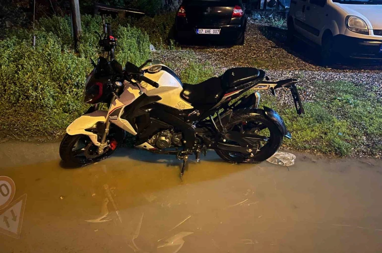 Köpeğe çarpmamak için manevra yapan motosikletin sürücüsü savrularak yaralandı