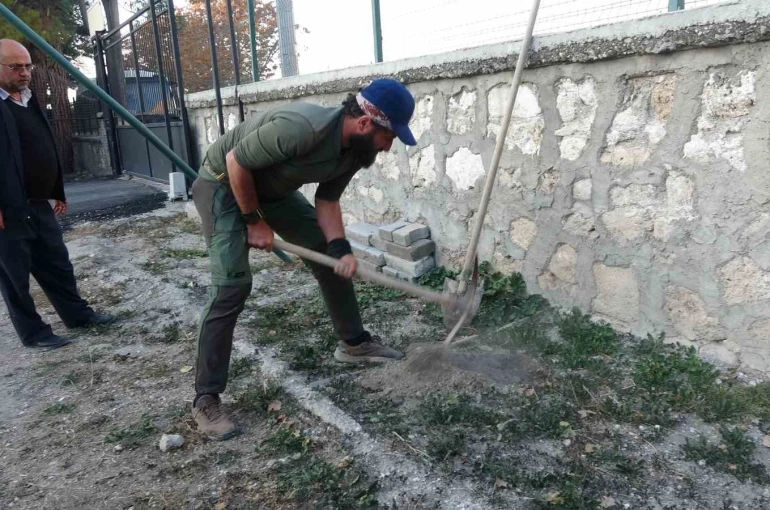 Köpeği ile birlikte tüm Türkiye’yi gezip fidan dikiyor 
