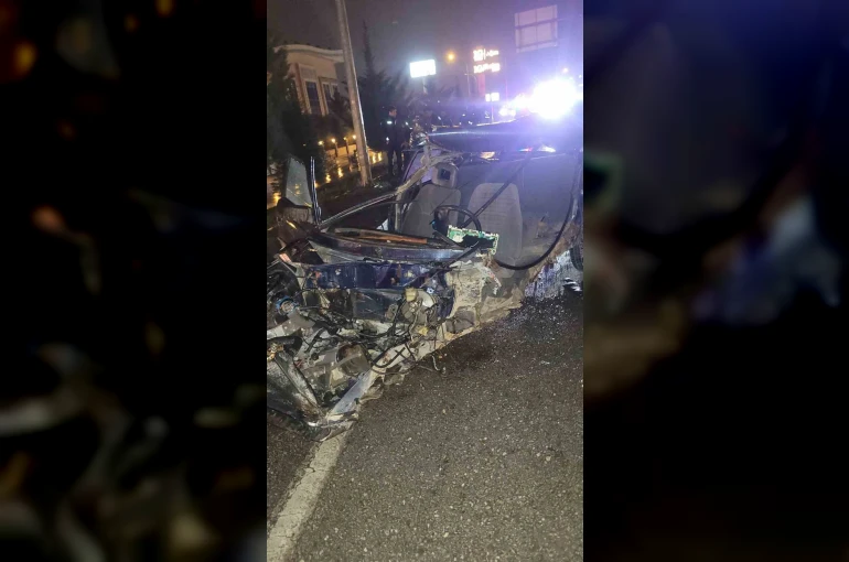 Köprü bariyerlerine çarparak parçalanan otomobilin sürücüsü hayatını kaybetti 