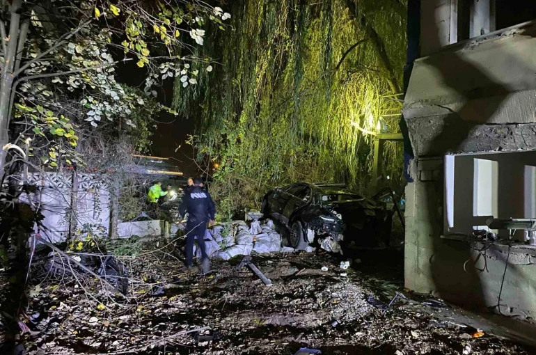 Köprü üstünde çarpışan otomobiller bahçeye uçtu: 1 ölü, 4 yaralı 