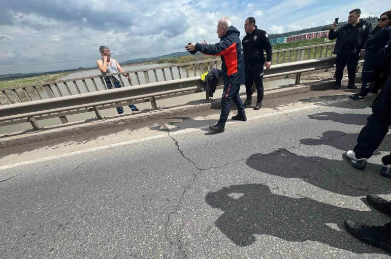 Köprüden atlamak isteyen şahıs AFAD ve polis tarafından ikna edilerek kurtarıldı
