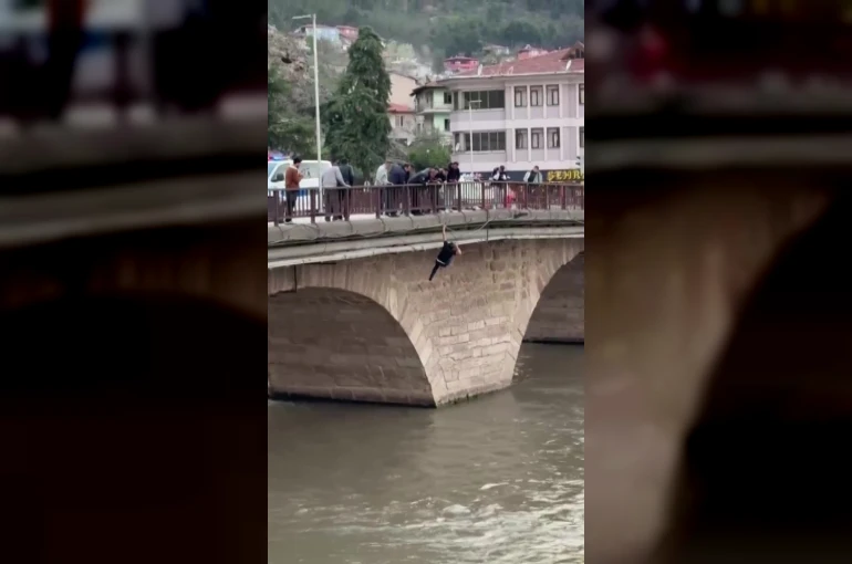 Köprüden nehre atlayan şahsı ekipler kurtardı: O anlar kamerada