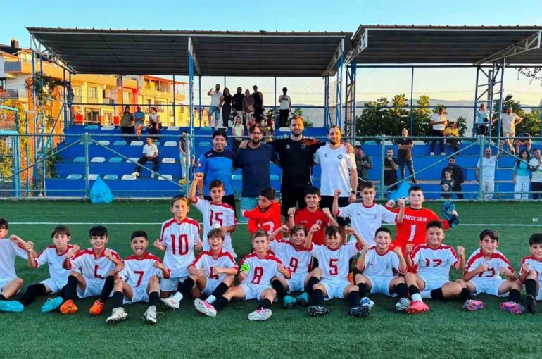 Körfez Gençlerbirliği U12 takımı minikler turnuvasında namağlup şampiyon oldu 
