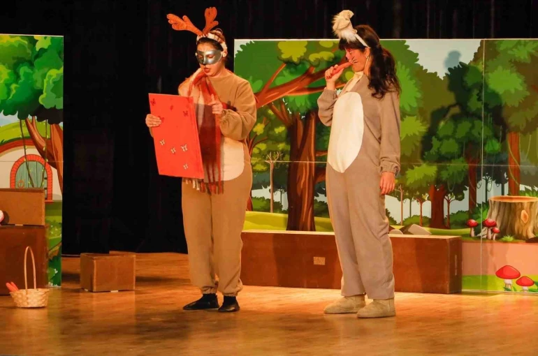 Körfez’de minik öğrenciler "Haylaz Tavşan" oyunuyla eğlendi 