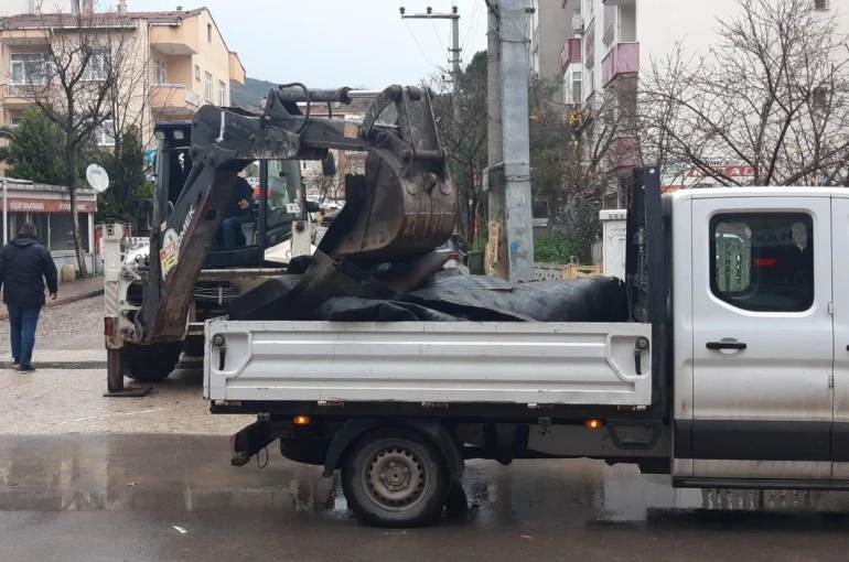 Körfez’de şiddetli fırtınada çatılar uçtu, araçlar hasar gördü 