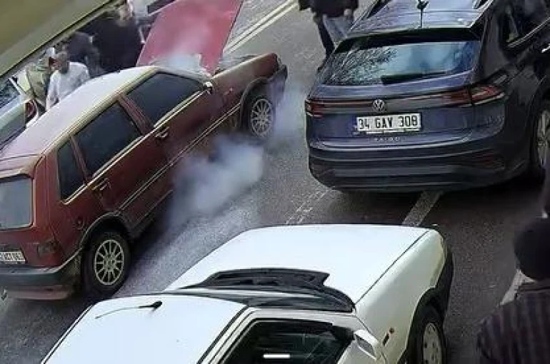 Korkutan araç yangınına esnaftan hızlı müdahale