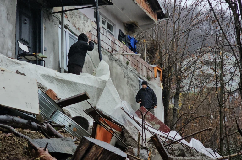 Korkutan heyelanda 8 kişilik aile binadan tahliye edildi