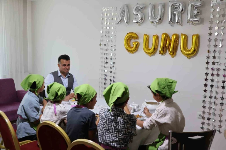 Koruma altındaki çocuklar aşure yaptı 