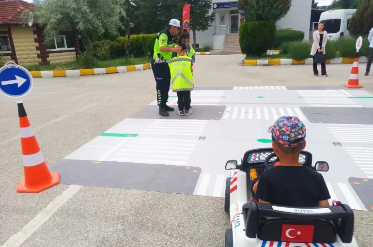 Koruma altındaki çocuklardan jandarma teşkilatına anlamlı ziyaret